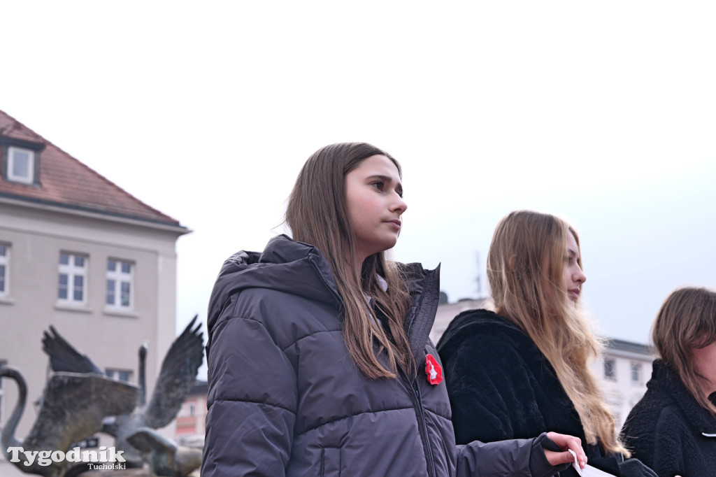 SP 1 i ZSLiA w Tucholi śpiewają hymn Polski