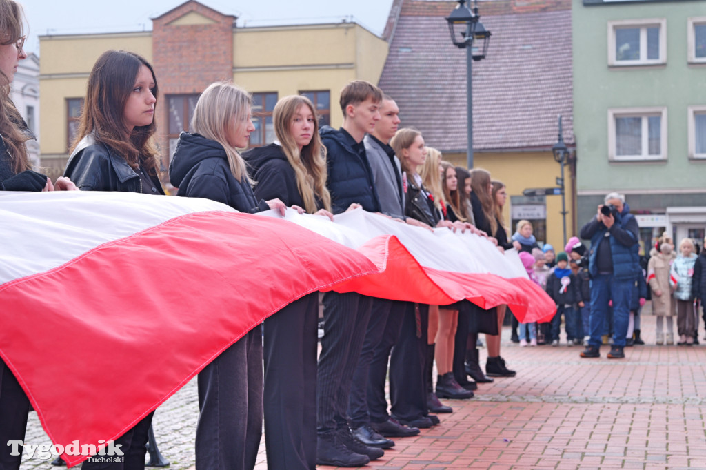 SP 1 i ZSLiA w Tucholi śpiewają hymn Polski
