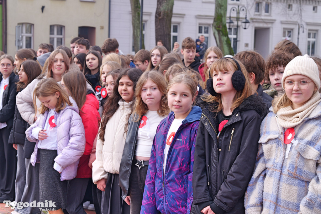 SP 1 i ZSLiA w Tucholi śpiewają hymn Polski