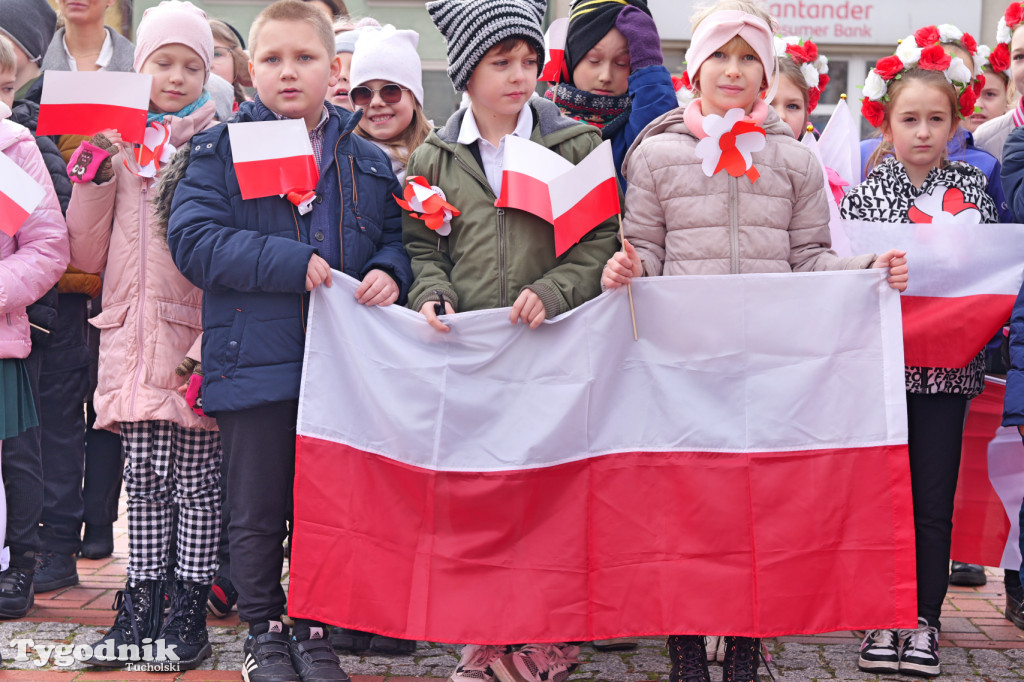 SP 1 i ZSLiA w Tucholi śpiewają hymn Polski