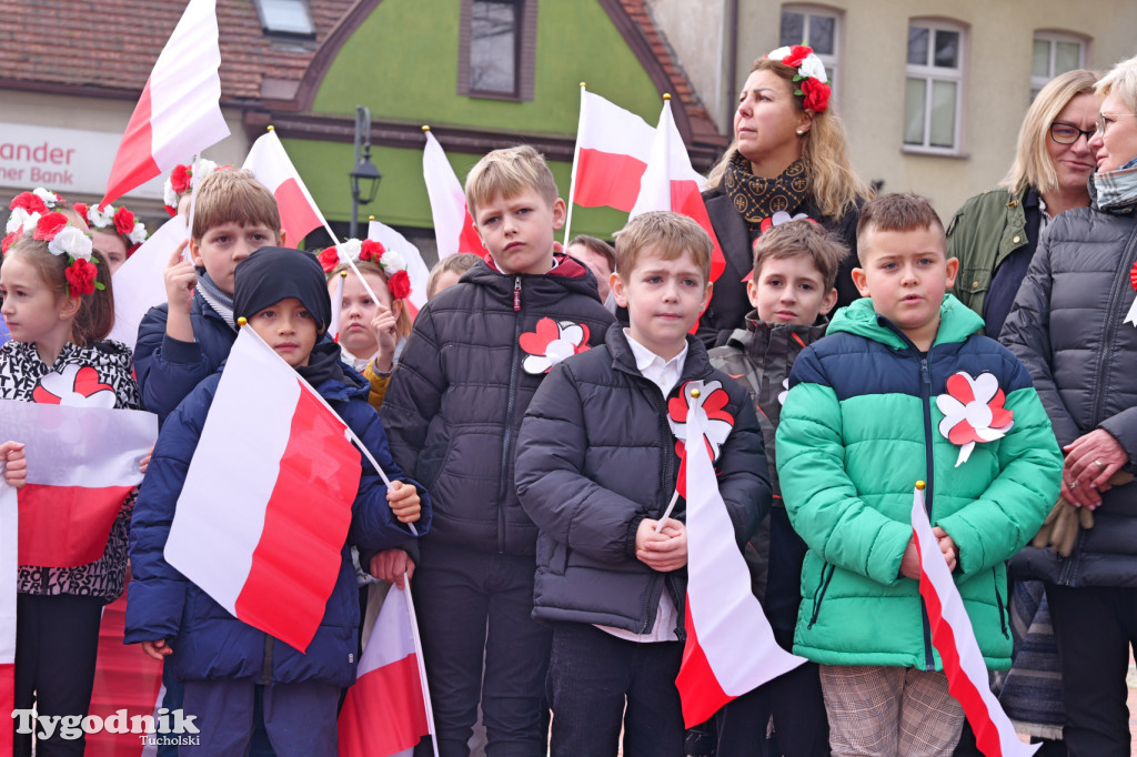 SP 1 i ZSLiA w Tucholi śpiewają hymn Polski