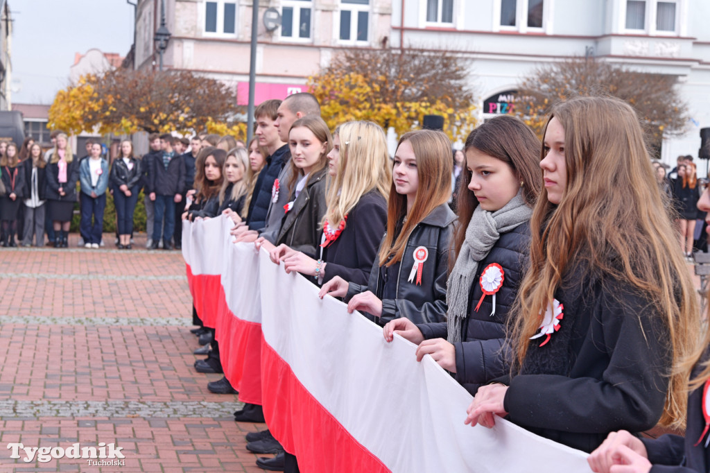 SP 1 i ZSLiA w Tucholi śpiewają hymn Polski