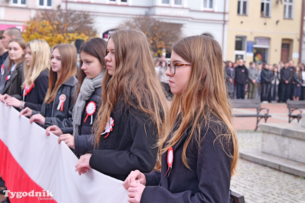SP 1 i ZSLiA w Tucholi śpiewają hymn Polski