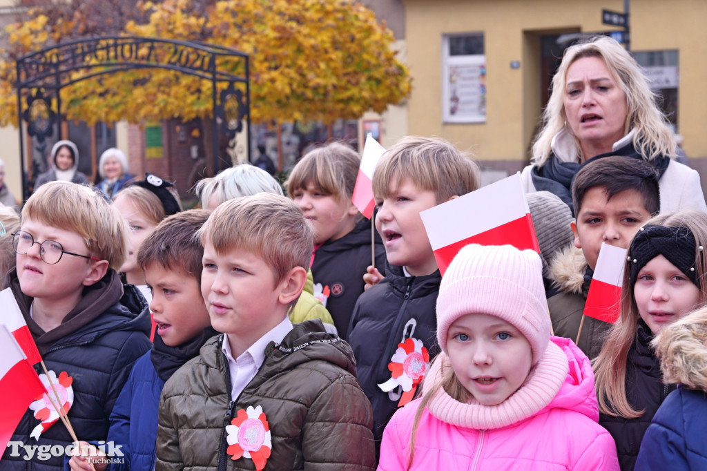 SP 1 i ZSLiA w Tucholi śpiewają hymn Polski
