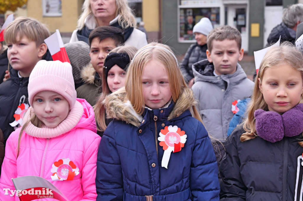 SP 1 i ZSLiA w Tucholi śpiewają hymn Polski