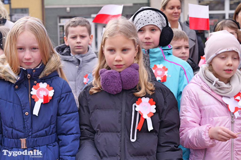 SP 1 i ZSLiA w Tucholi śpiewają hymn Polski