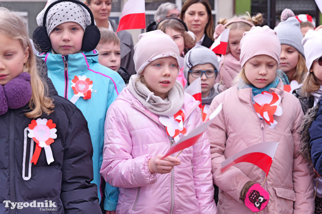 SP 1 i ZSLiA w Tucholi śpiewają hymn Polski