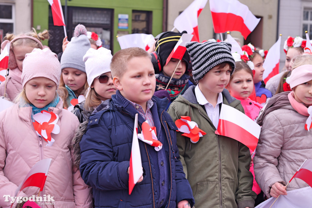 SP 1 i ZSLiA w Tucholi śpiewają hymn Polski