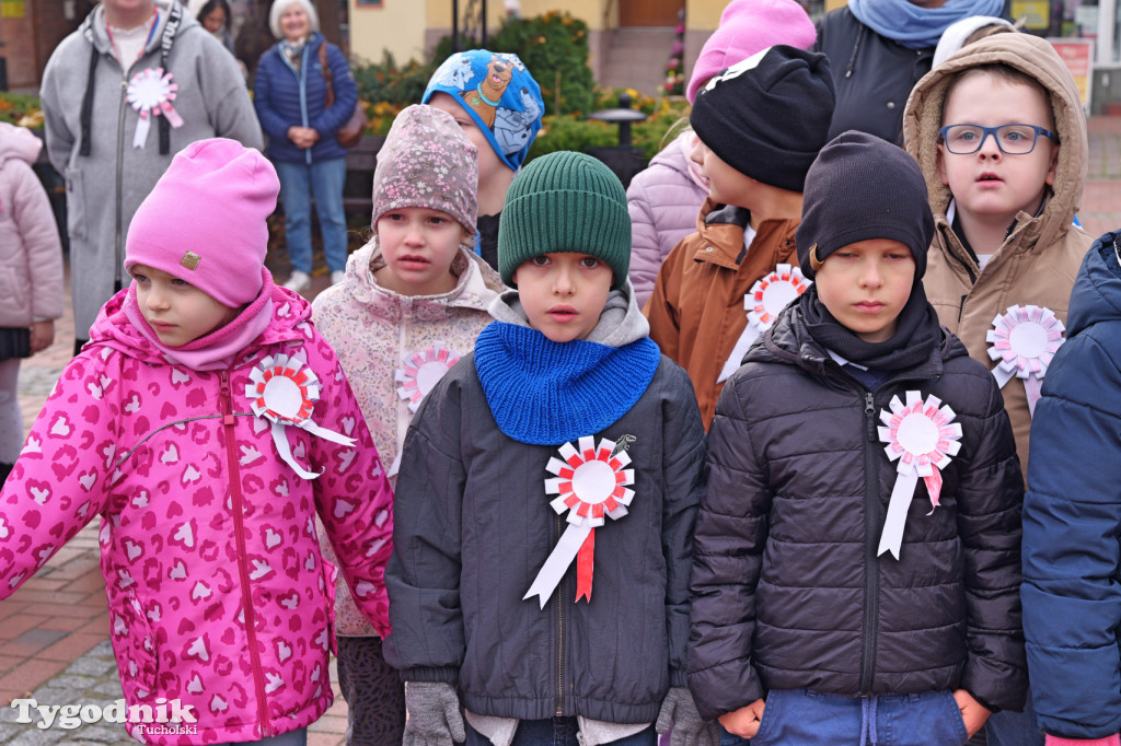 SP 1 i ZSLiA w Tucholi śpiewają hymn Polski