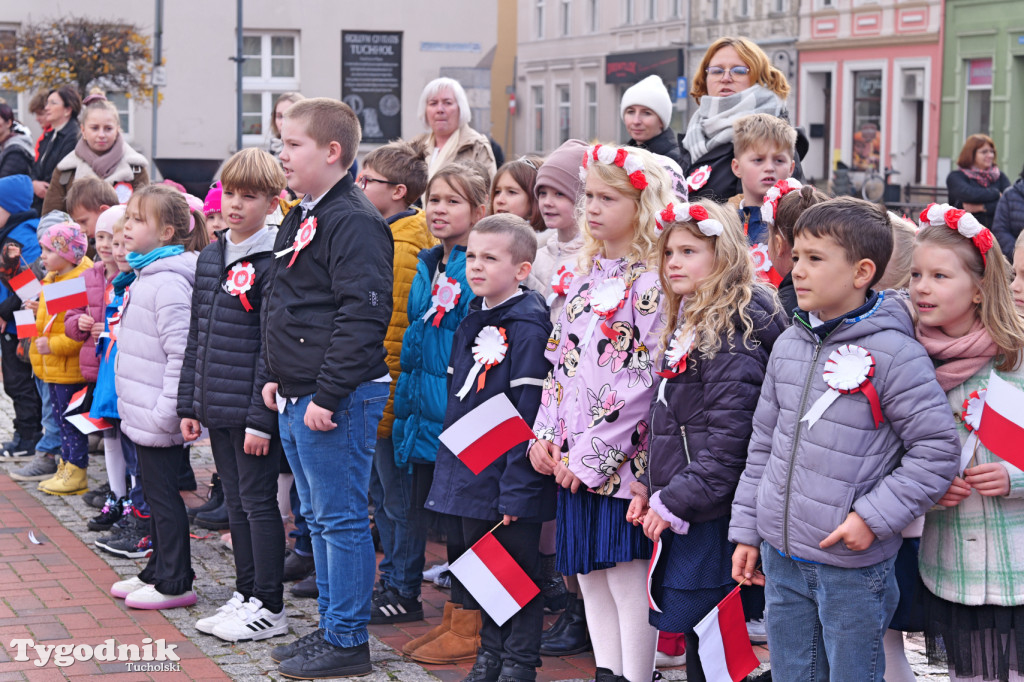 SP 1 i ZSLiA w Tucholi śpiewają hymn Polski