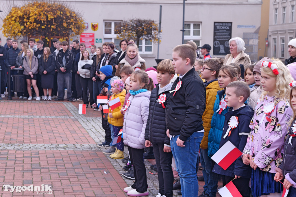 SP 1 i ZSLiA w Tucholi śpiewają hymn Polski