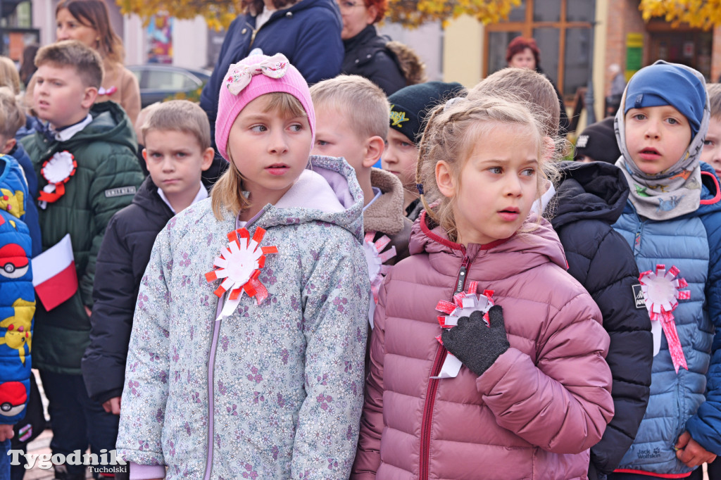 SP 1 i ZSLiA w Tucholi śpiewają hymn Polski