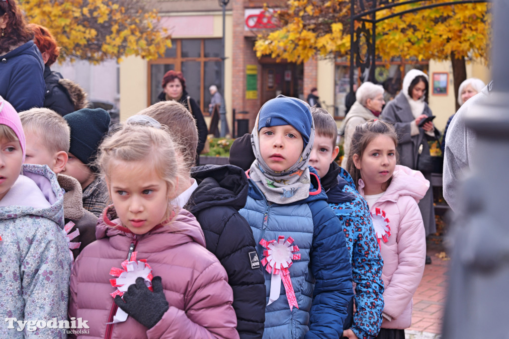 SP 1 i ZSLiA w Tucholi śpiewają hymn Polski