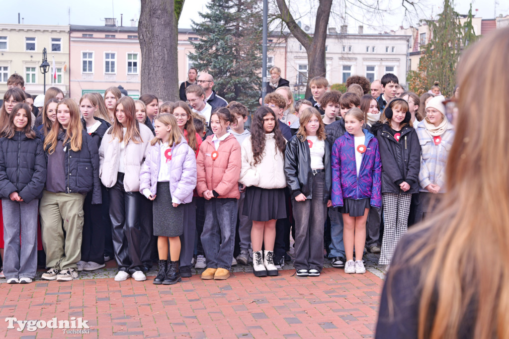 SP 1 i ZSLiA w Tucholi śpiewają hymn Polski