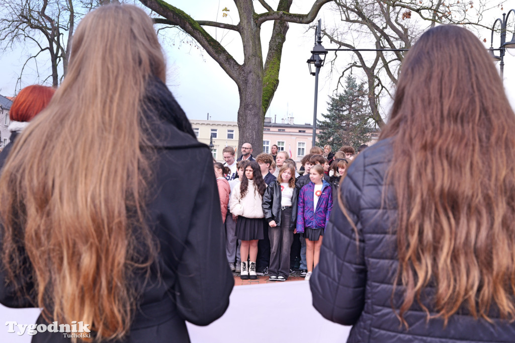 SP 1 i ZSLiA w Tucholi śpiewają hymn Polski