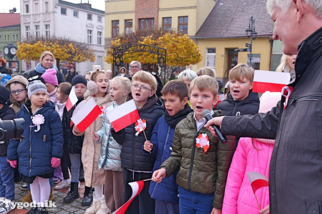 SP 1 i ZSLiA w Tucholi śpiewają hymn Polski