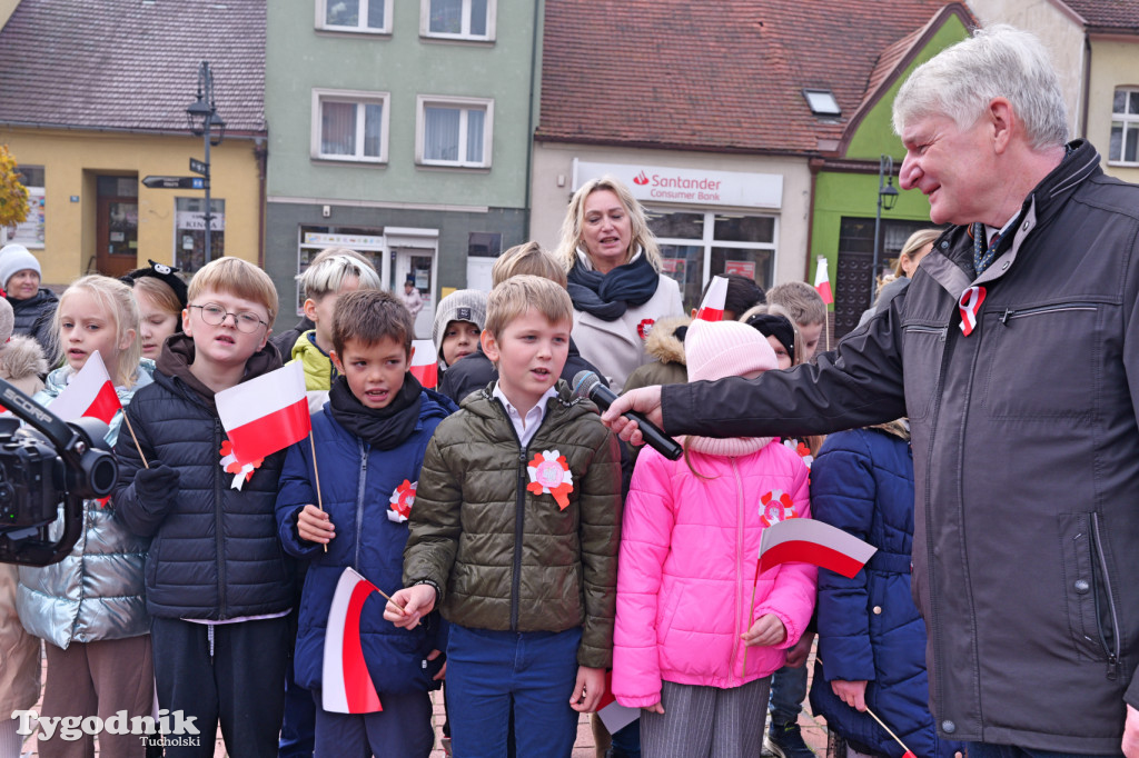 SP 1 i ZSLiA w Tucholi śpiewają hymn Polski
