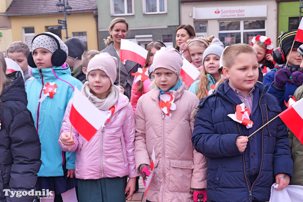 SP 1 i ZSLiA w Tucholi śpiewają hymn Polski
