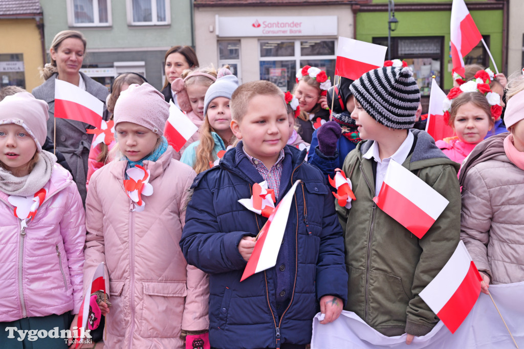 SP 1 i ZSLiA w Tucholi śpiewają hymn Polski