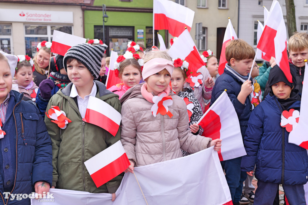 SP 1 i ZSLiA w Tucholi śpiewają hymn Polski