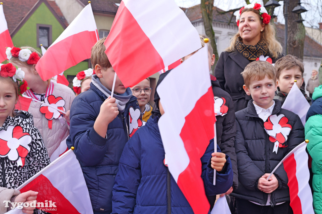 SP 1 i ZSLiA w Tucholi śpiewają hymn Polski