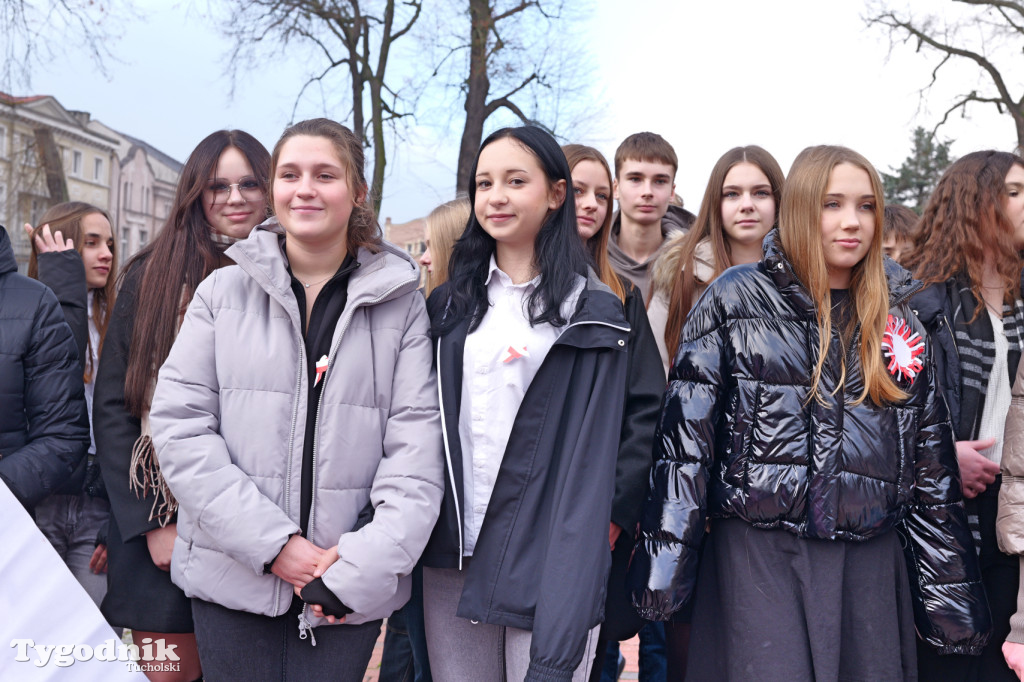 SP 1 i ZSLiA w Tucholi śpiewają hymn Polski