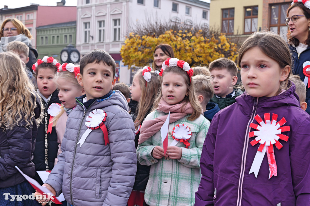 SP 1 i ZSLiA w Tucholi śpiewają hymn Polski