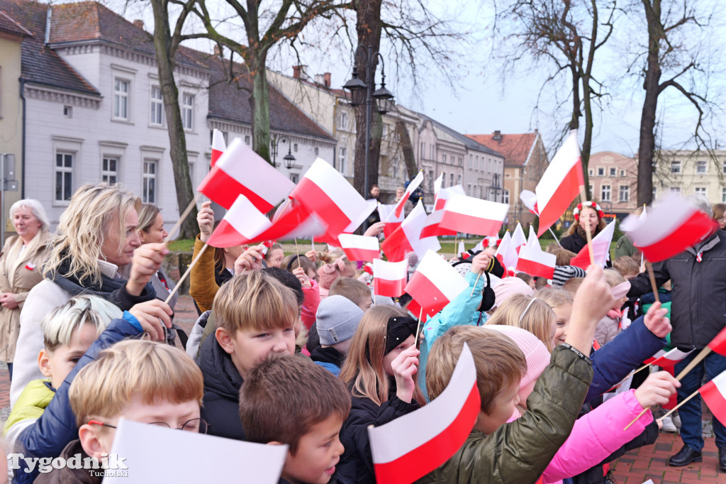 SP 1 i ZSLiA w Tucholi śpiewają hymn Polski