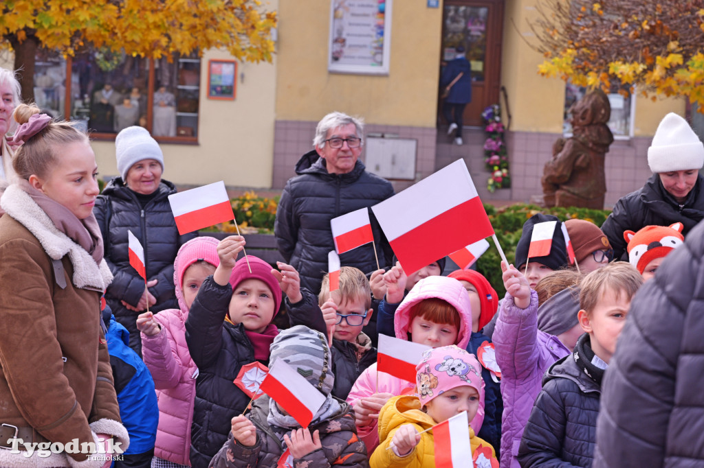 SP 1 i ZSLiA w Tucholi śpiewają hymn Polski