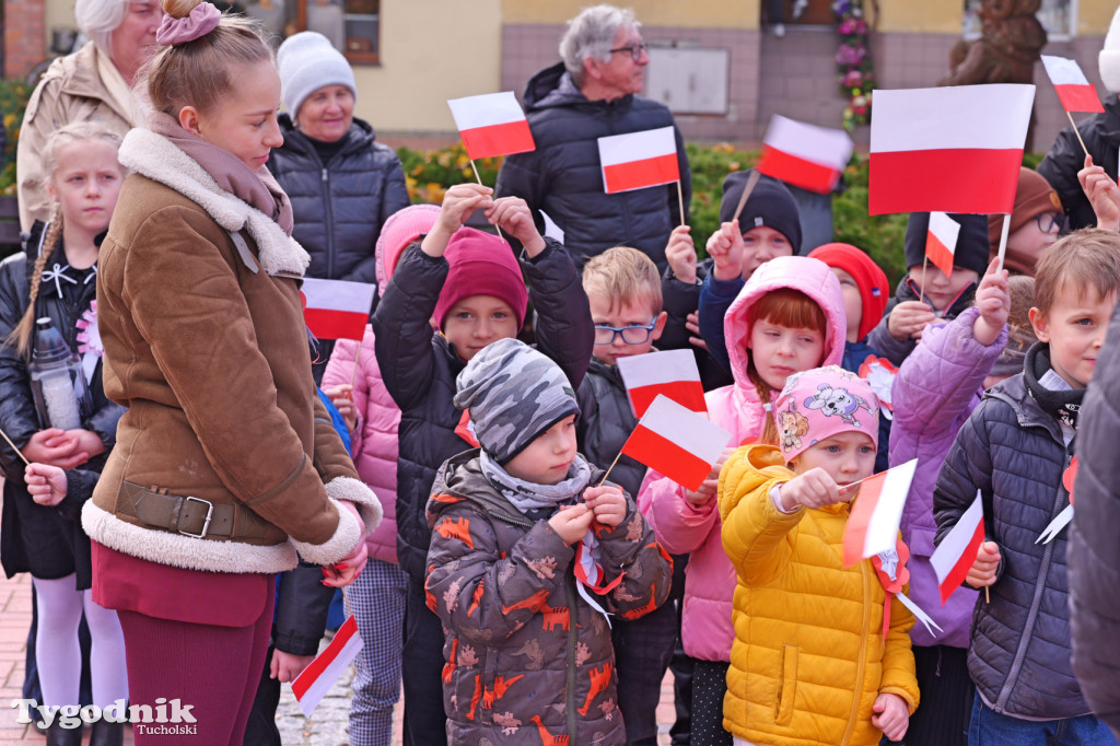 SP 1 i ZSLiA w Tucholi śpiewają hymn Polski