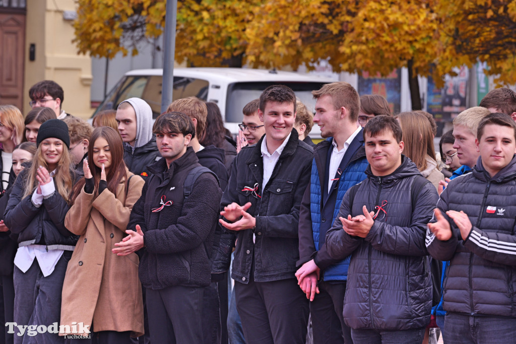 SP 1 i ZSLiA w Tucholi śpiewają hymn Polski