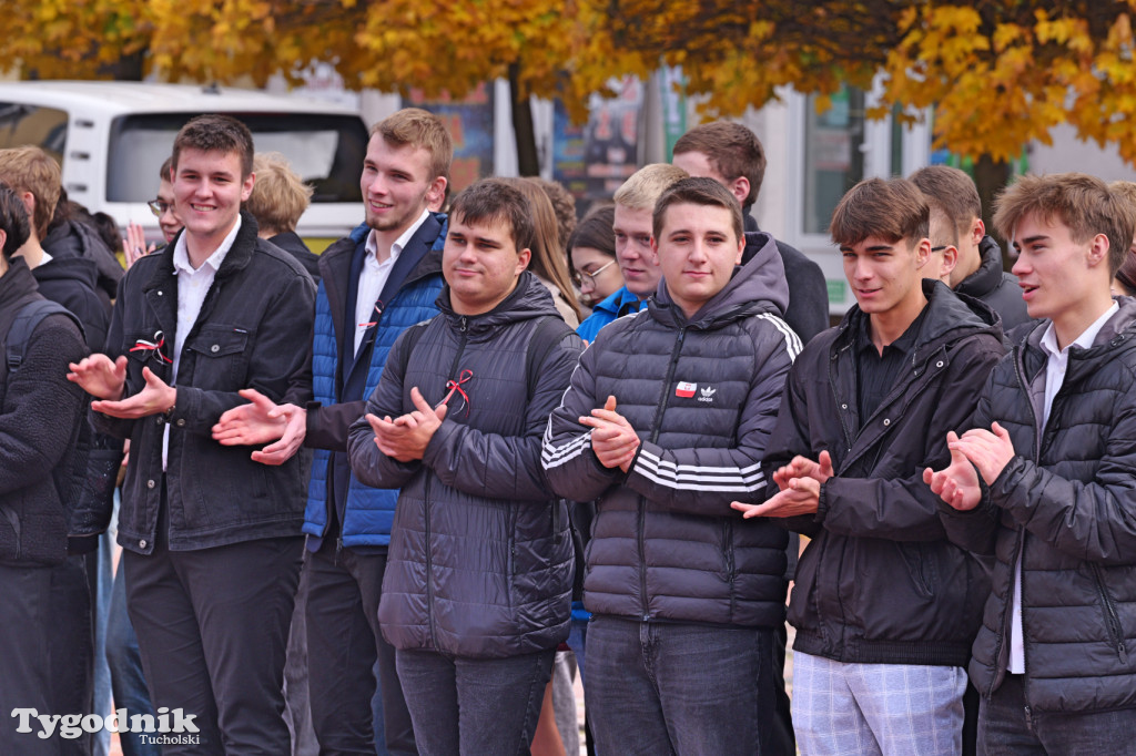 SP 1 i ZSLiA w Tucholi śpiewają hymn Polski