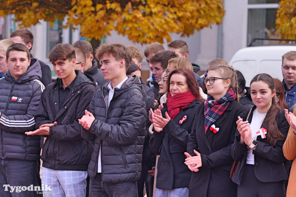 SP 1 i ZSLiA w Tucholi śpiewają hymn Polski