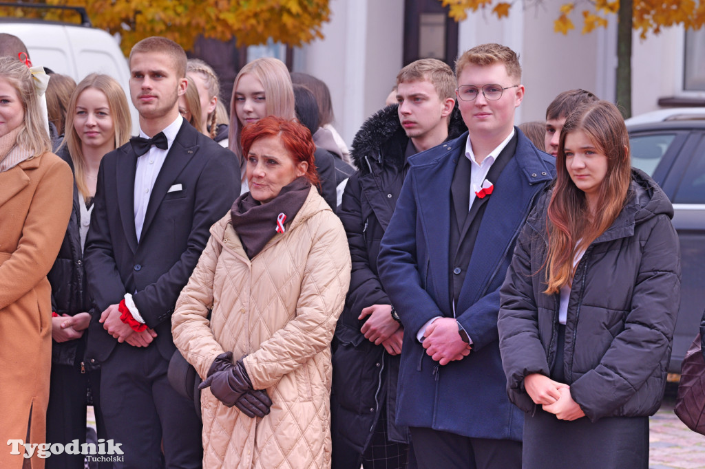SP 1 i ZSLiA w Tucholi śpiewają hymn Polski