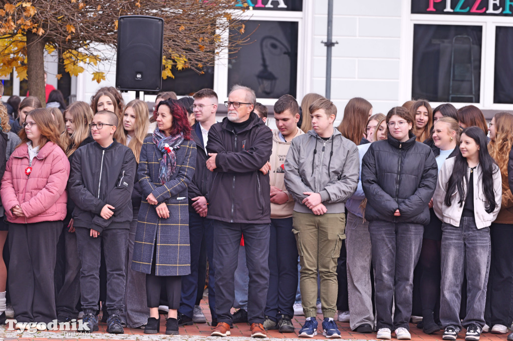 SP 1 i ZSLiA w Tucholi śpiewają hymn Polski
