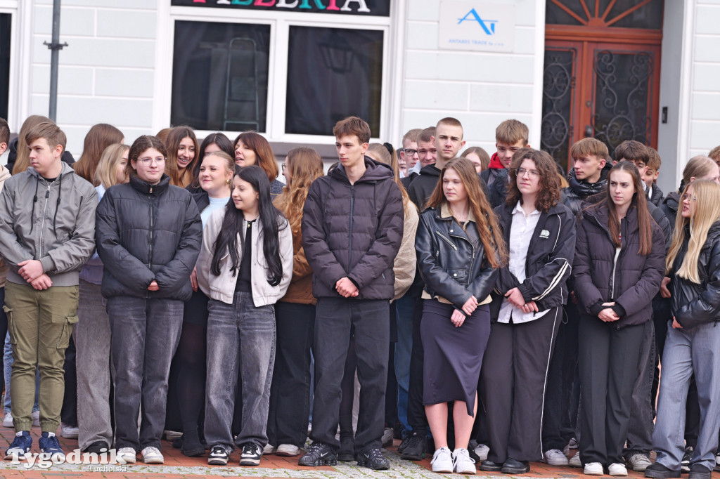 SP 1 i ZSLiA w Tucholi śpiewają hymn Polski