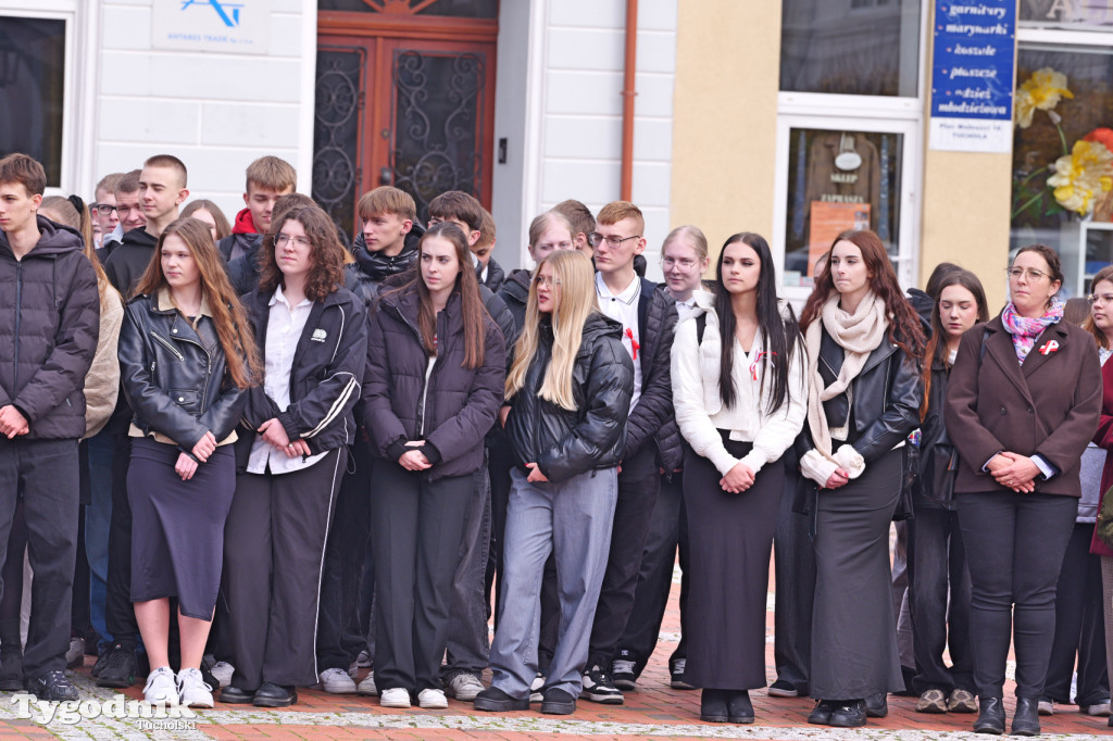 SP 1 i ZSLiA w Tucholi śpiewają hymn Polski