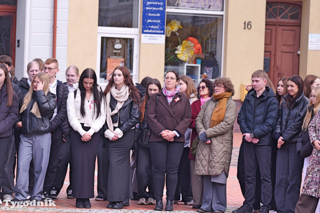 SP 1 i ZSLiA w Tucholi śpiewają hymn Polski