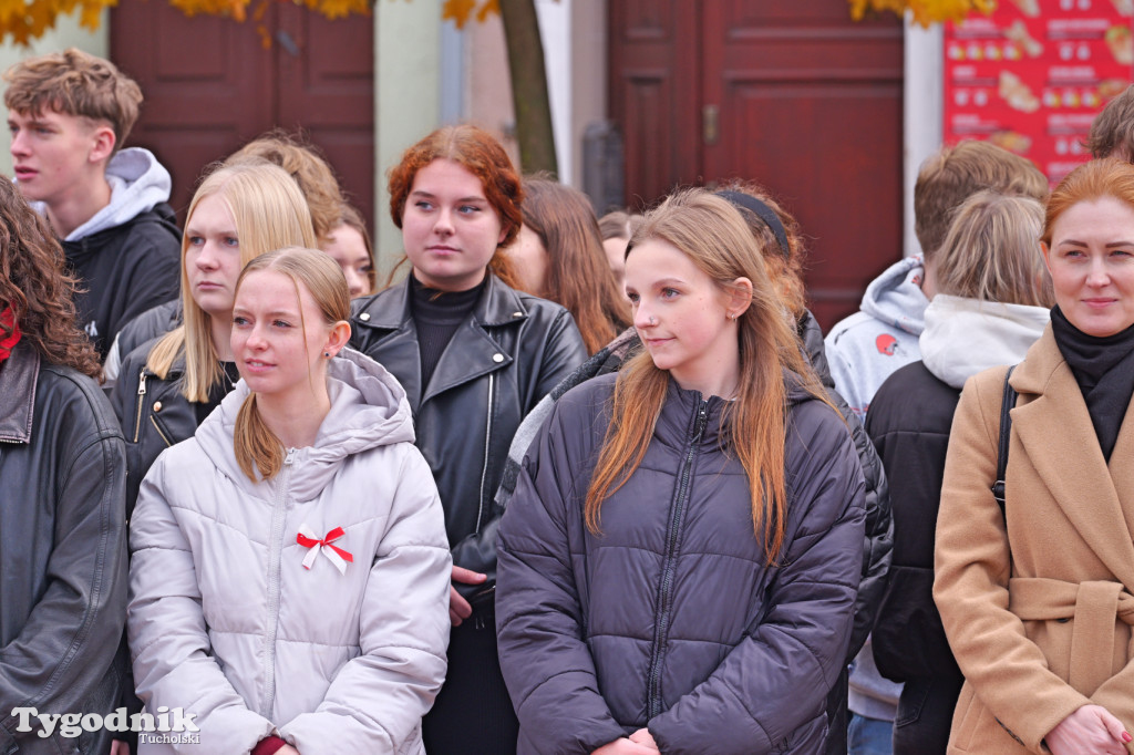 SP 1 i ZSLiA w Tucholi śpiewają hymn Polski