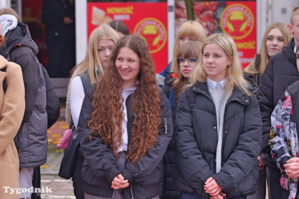 SP 1 i ZSLiA w Tucholi śpiewają hymn Polski