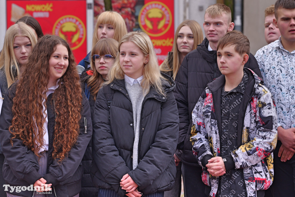 SP 1 i ZSLiA w Tucholi śpiewają hymn Polski