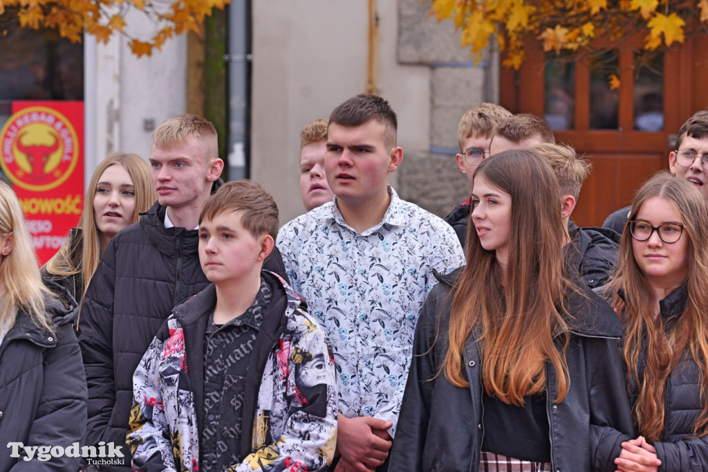 SP 1 i ZSLiA w Tucholi śpiewają hymn Polski