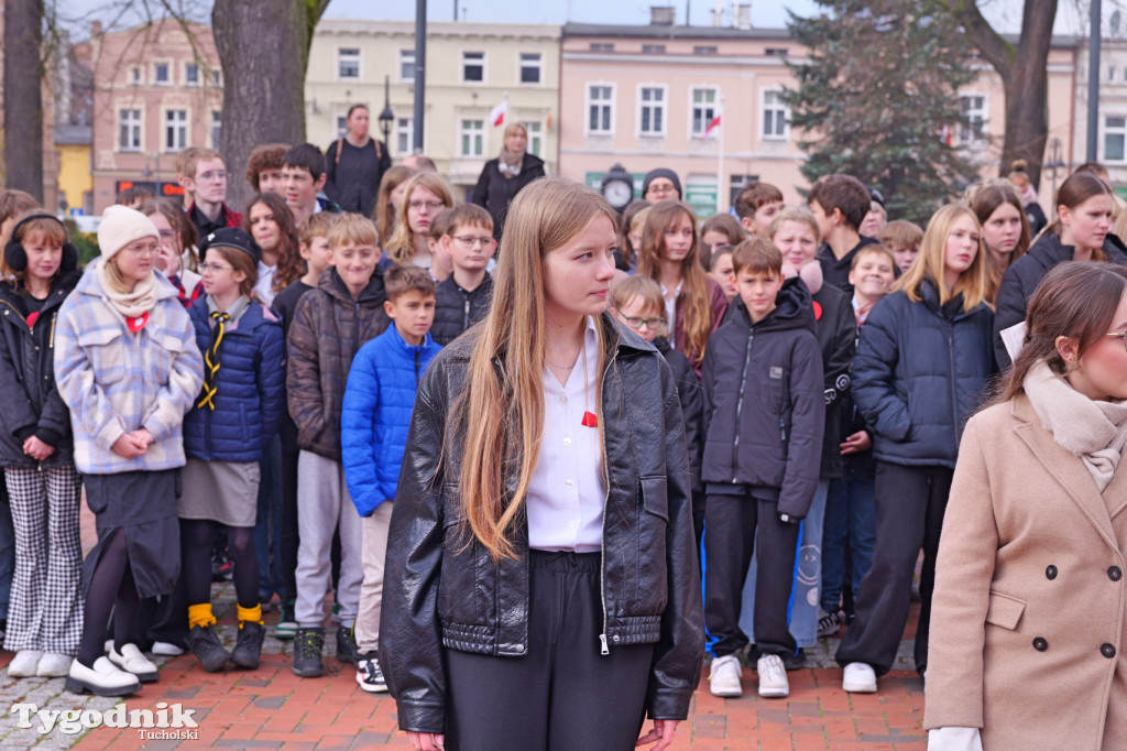 SP 1 i ZSLiA w Tucholi śpiewają hymn Polski