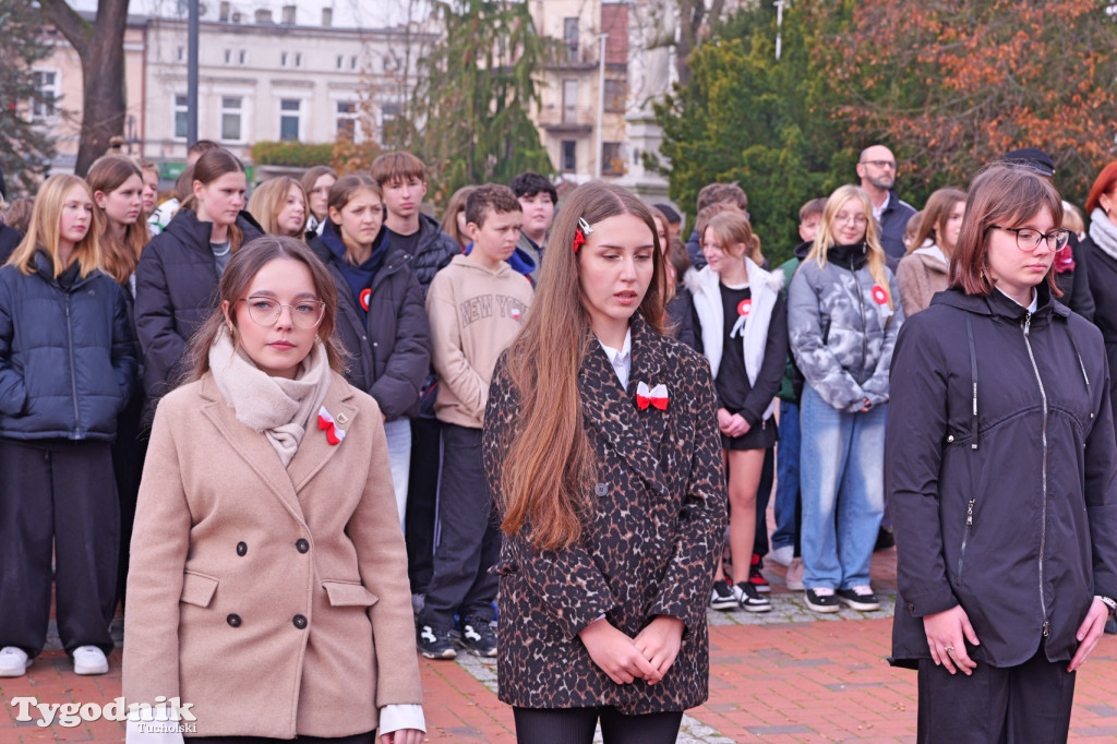 SP 1 i ZSLiA w Tucholi śpiewają hymn Polski