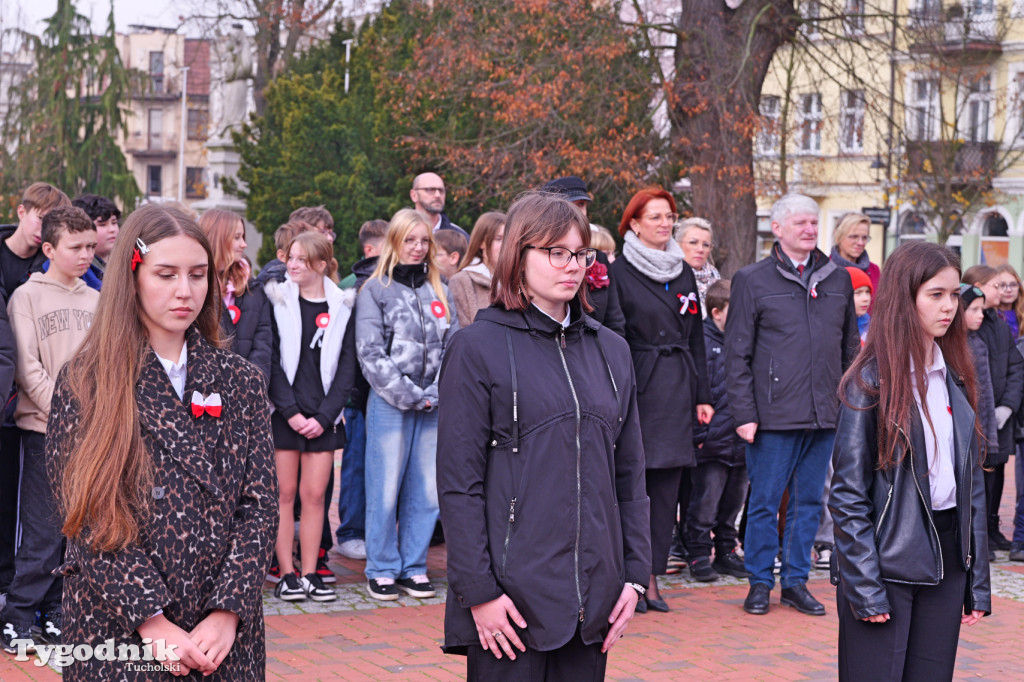 SP 1 i ZSLiA w Tucholi śpiewają hymn Polski