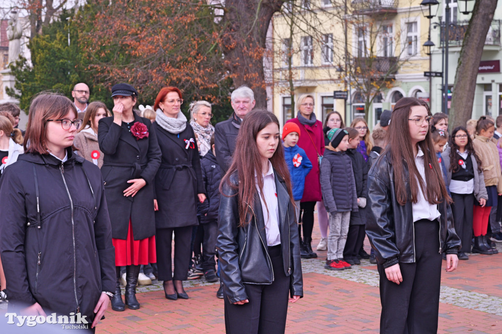 SP 1 i ZSLiA w Tucholi śpiewają hymn Polski