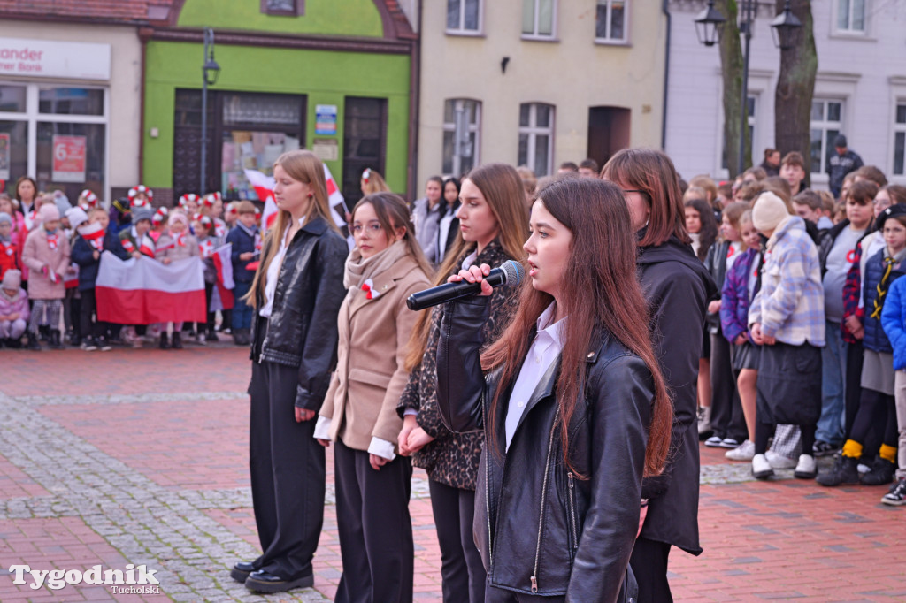 SP 1 i ZSLiA w Tucholi śpiewają hymn Polski