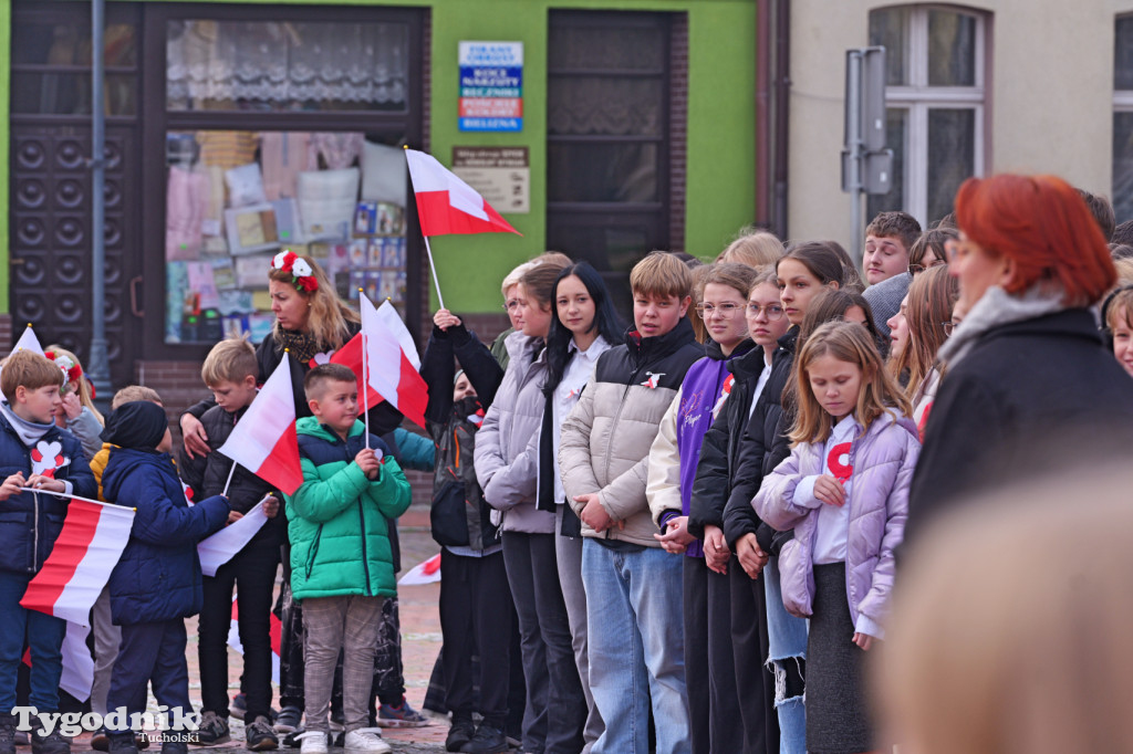 SP 1 i ZSLiA w Tucholi śpiewają hymn Polski