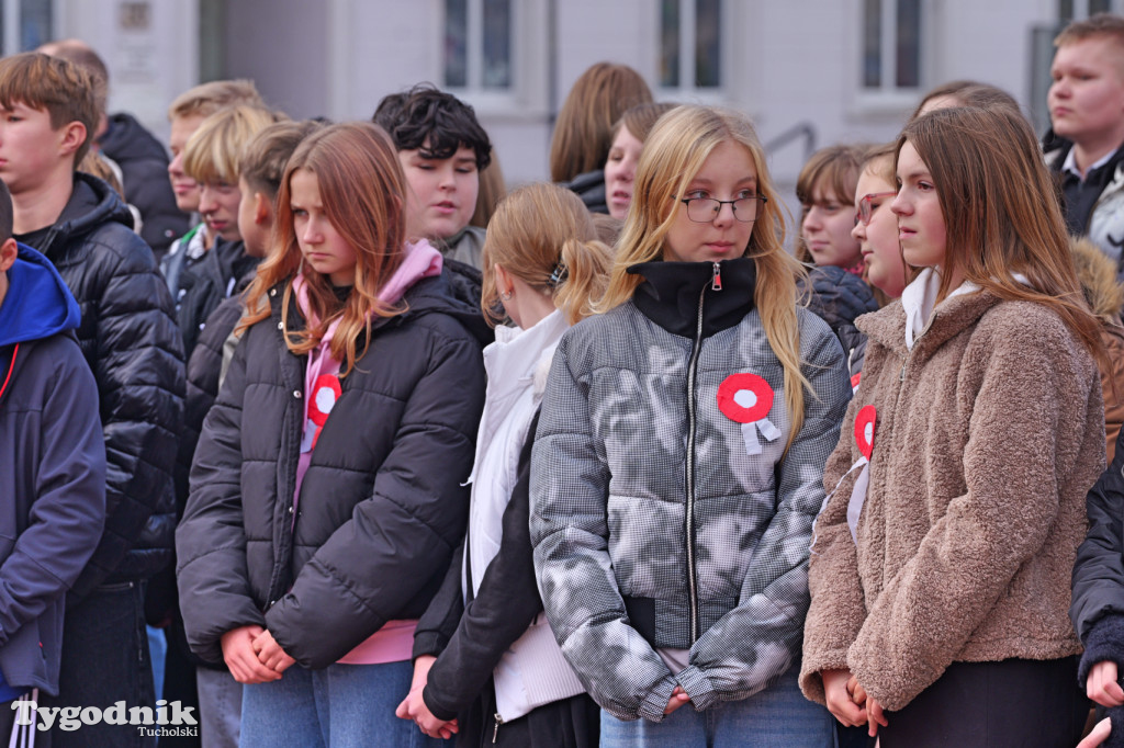 SP 1 i ZSLiA w Tucholi śpiewają hymn Polski