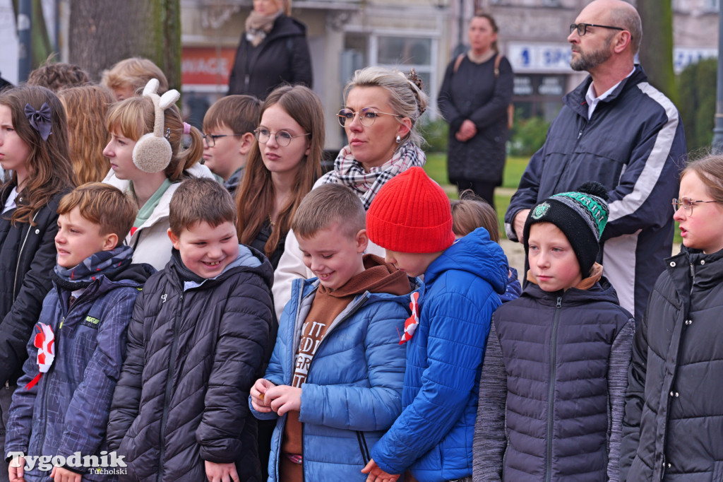 SP 1 i ZSLiA w Tucholi śpiewają hymn Polski